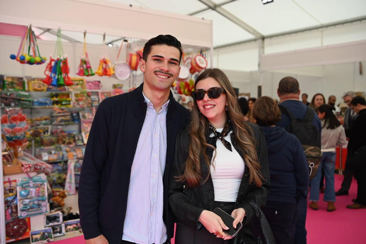 Jacobo y Mónica en la carpa de exposiciones de la feria.