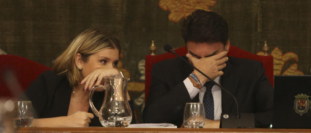 La vicealcaldesa, Mari Carmen Sánchez (Cs), y el alcalde, Luis Barcala (PP), en un pleno reciente