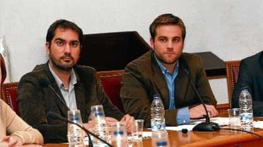 El republicà Eduard Adrobau (a l&#039;esquerra) i l&#039;alcalde Jordi Camps (CiU), en un ple d&#039;aquest mandat.