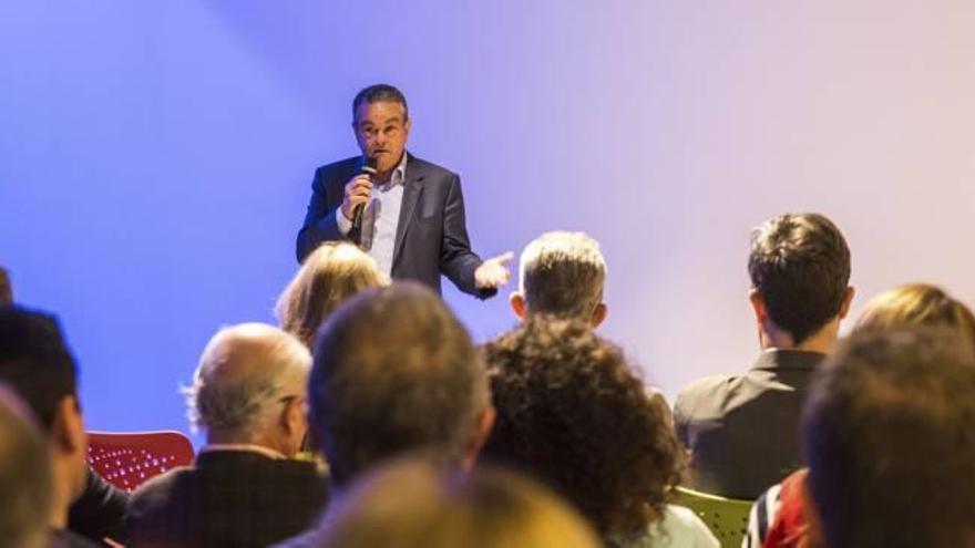 El exrector de la Universidad de Alicante, Andrés Pedreño, durante el acto de Suma.