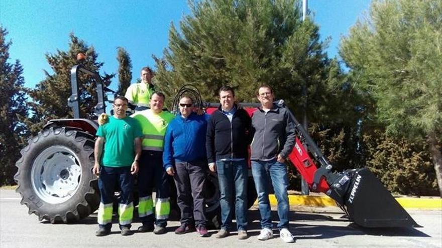 La brigada municipal se ayudará del nuevo tractor en sus labores