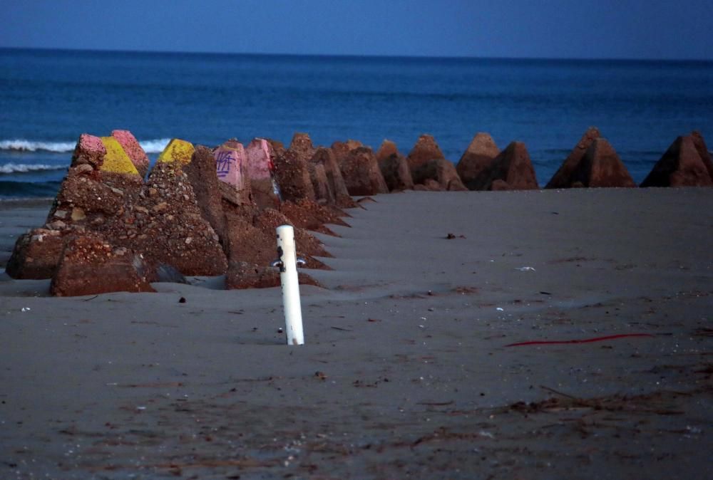 Las pirámides desenterradas por los temporales en la playa de El Perellonet.