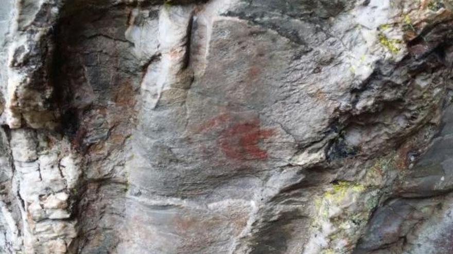 Descubren una cueva con pinturas rupestres en el concello lucense de Baleira