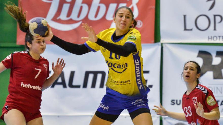 Vika Macedo realiza un tiro durante el partido frente al Alcobendas