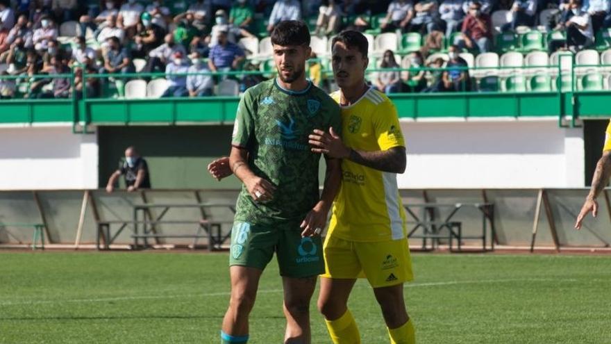 Adri Escudero, izquierda, durante su última participación con el Villanovense en el partido ante el San Fernando.