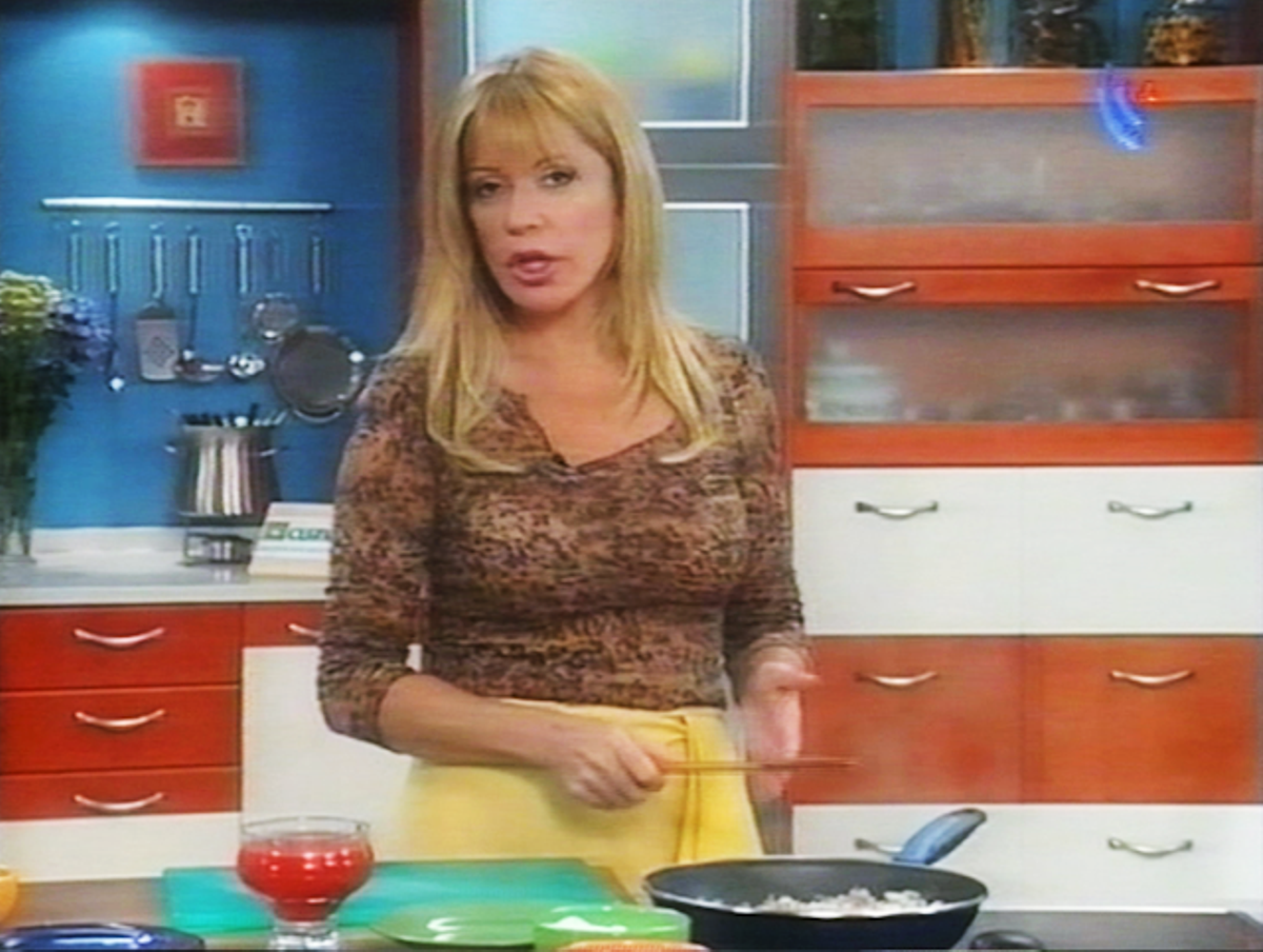 Bárbara Rey presenta un plato (que ella no preparó) en el programa de Canal 9