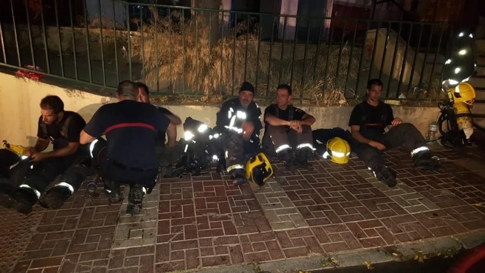 Desalojan un edificio de 13 plantas en La Palmilla por un incendio