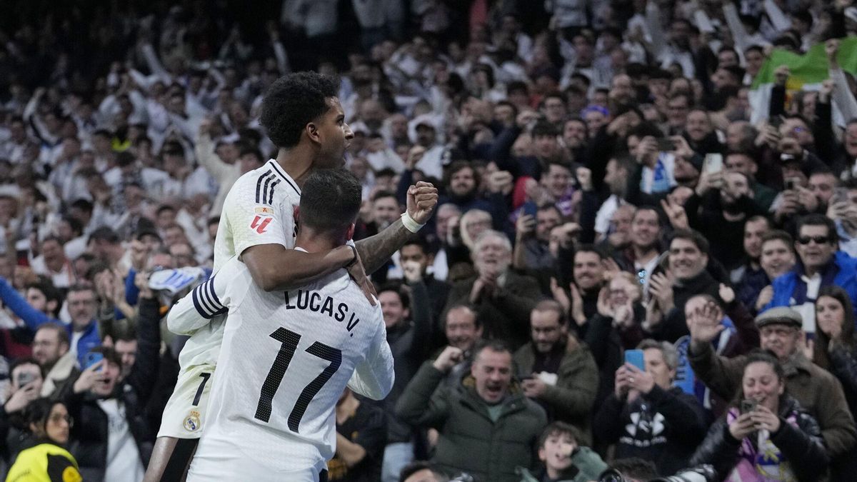 Rodrygo y Lucas Vázquez celebran el tercer gol del Real Madrid contra el Sevilla.