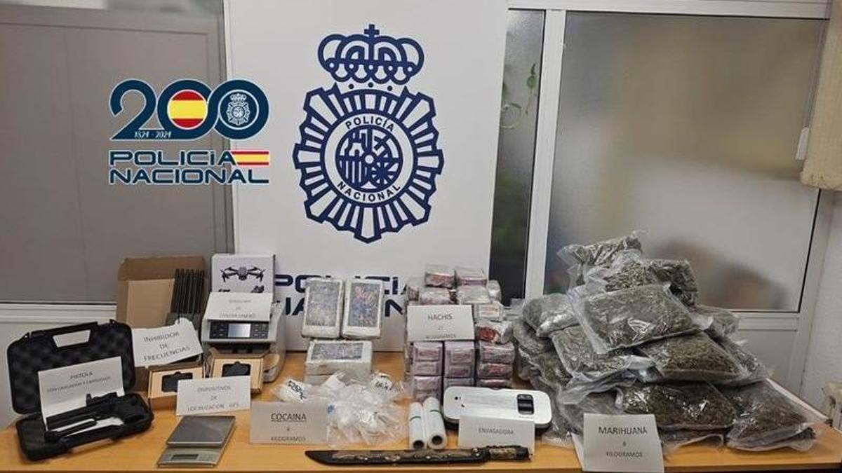 Droga y el resto del material incautado en la operación contra el tráfico de drogas en Cambados.