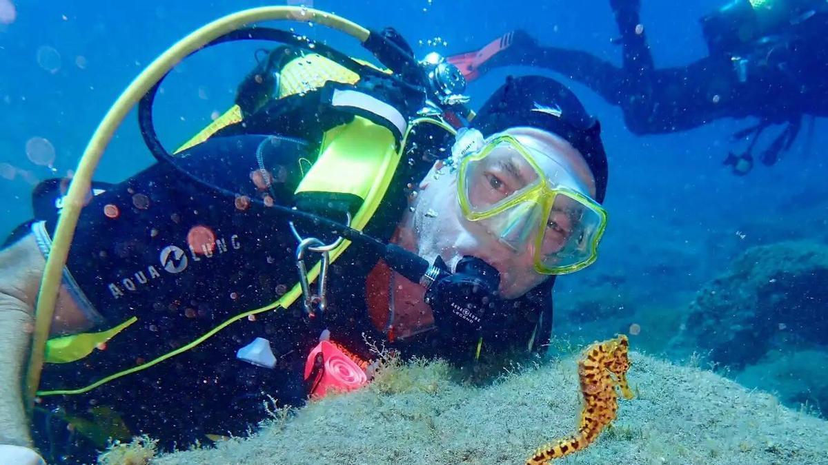 Juan Ramón Cerdeña durante una de sus inmersiones se encuetra con un caballito de mar.