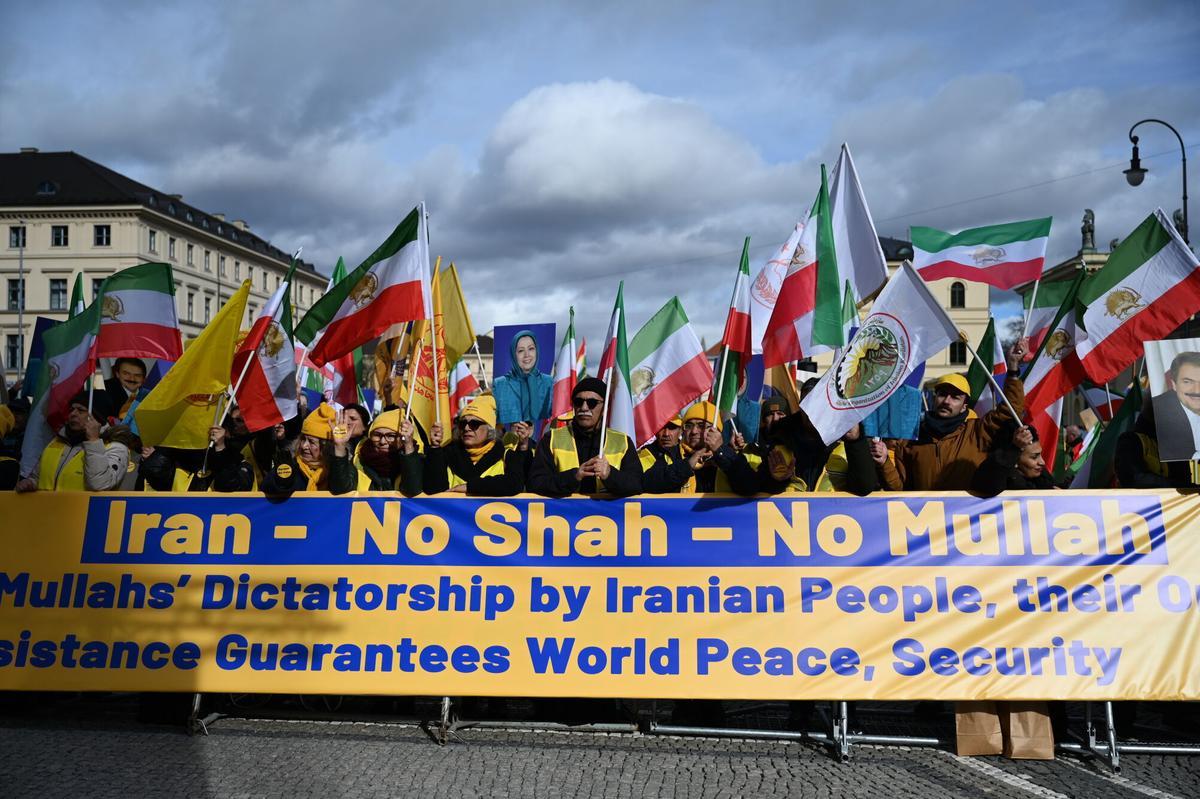 Varios centenares de manifestantes piden en Múnich un cambio democrático en Irán. Bajo el lema "Irán: no al sah, no a los mulás", este viernes.