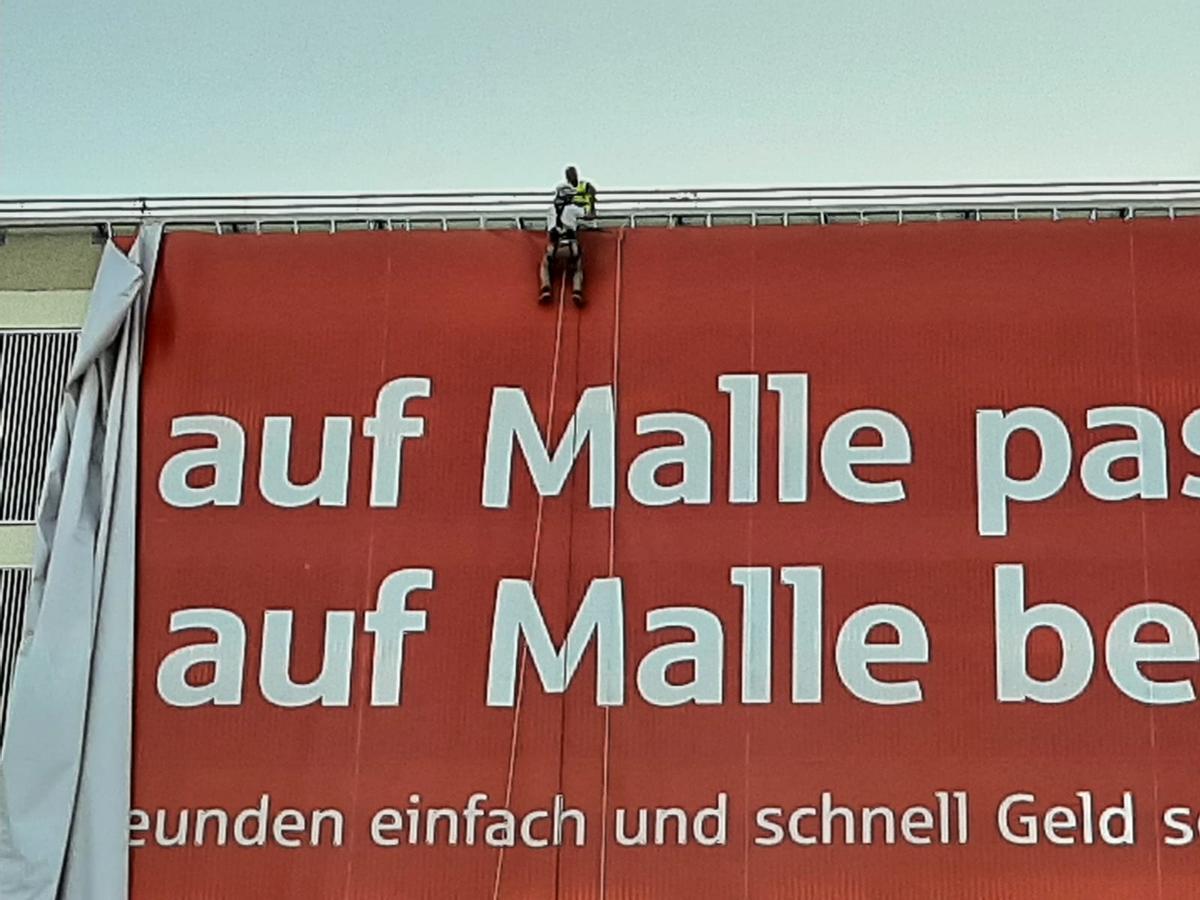 Retiran la lona publicitaria en el aeropuerto de Palma