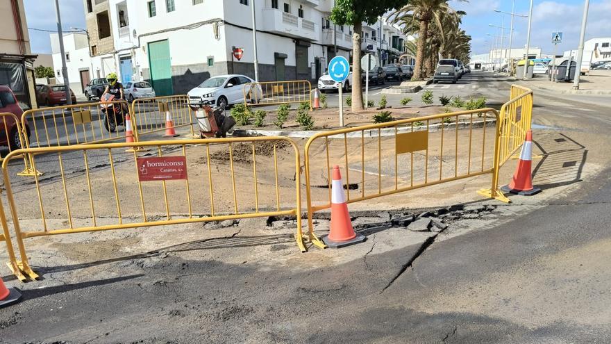 Enorme socavón en una calle de Arrecife