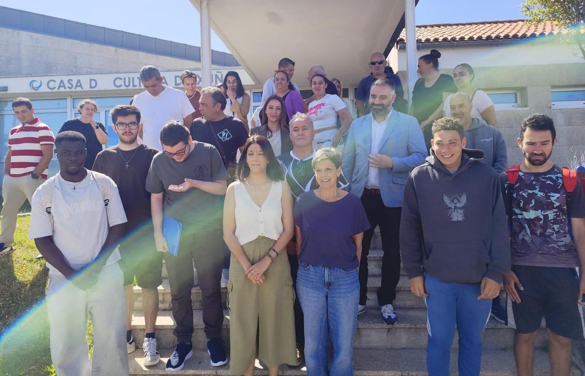 María Sampedro y Maroñas, en el centro, con los alumnos del taller conjunto de Ribeira y O Porto do Son.