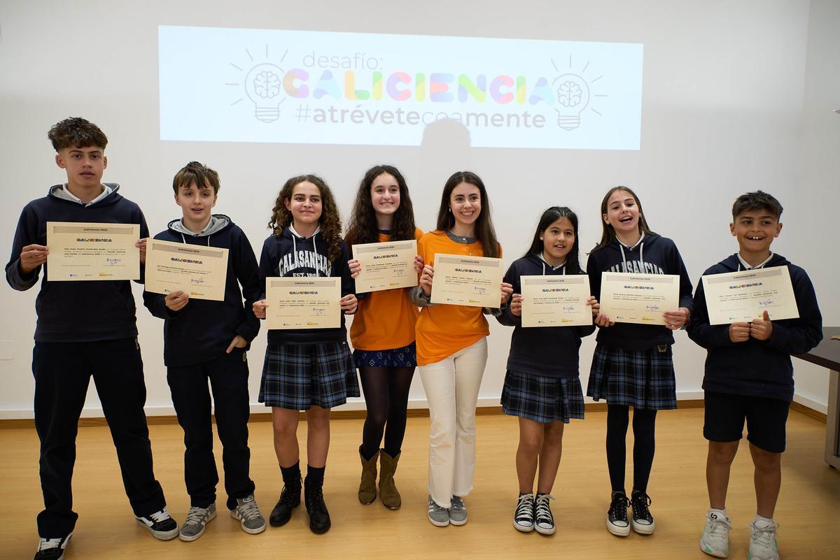 Fotografía de los ocho ganadores en el desafío científico de Galiciencia.