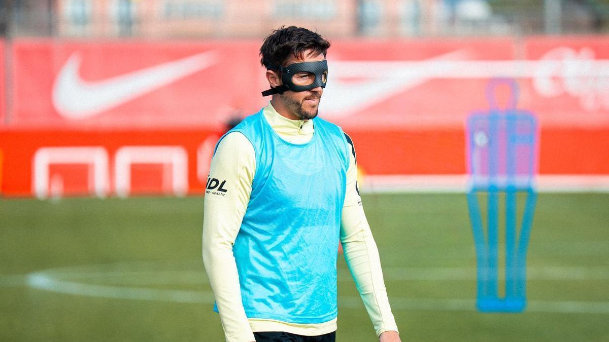 Raíllo se ejercitó este viernes por primera vez con una máscara protectora.