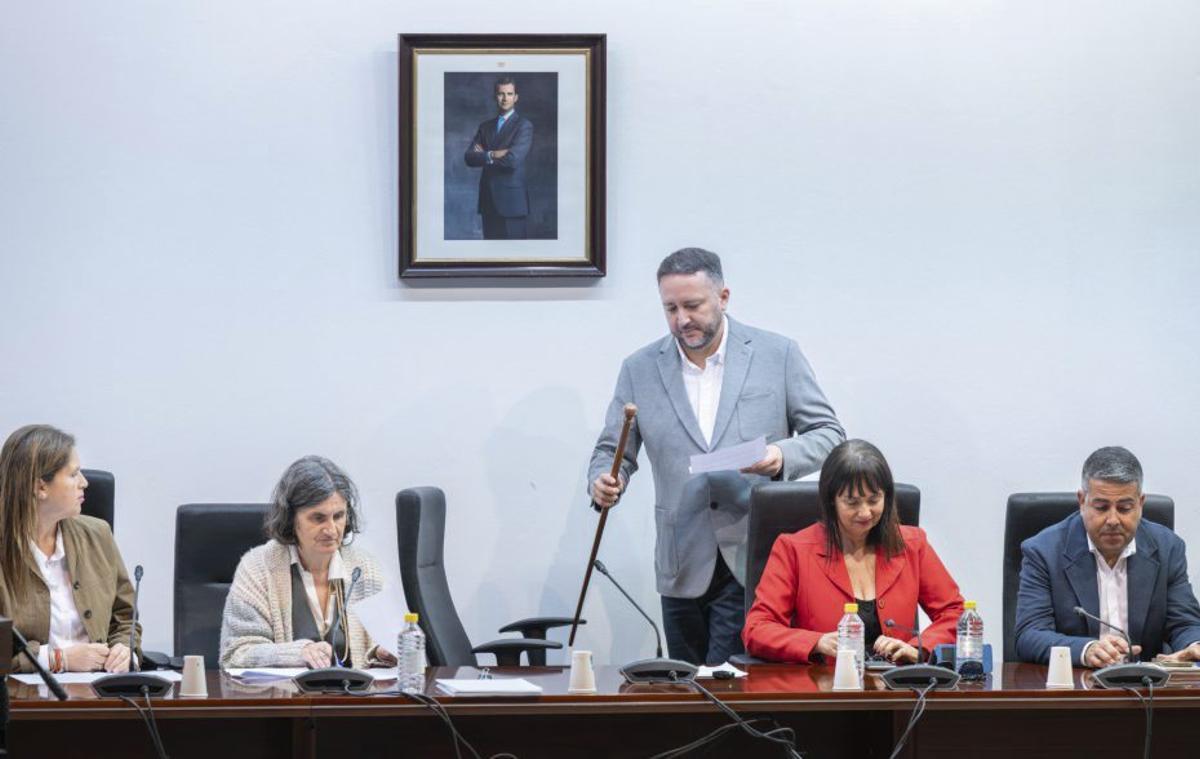 El nuevo alcalde se dispone a sentarse en su nuevo sitio en el pleno. | CARLOS DE SÁA / EFE