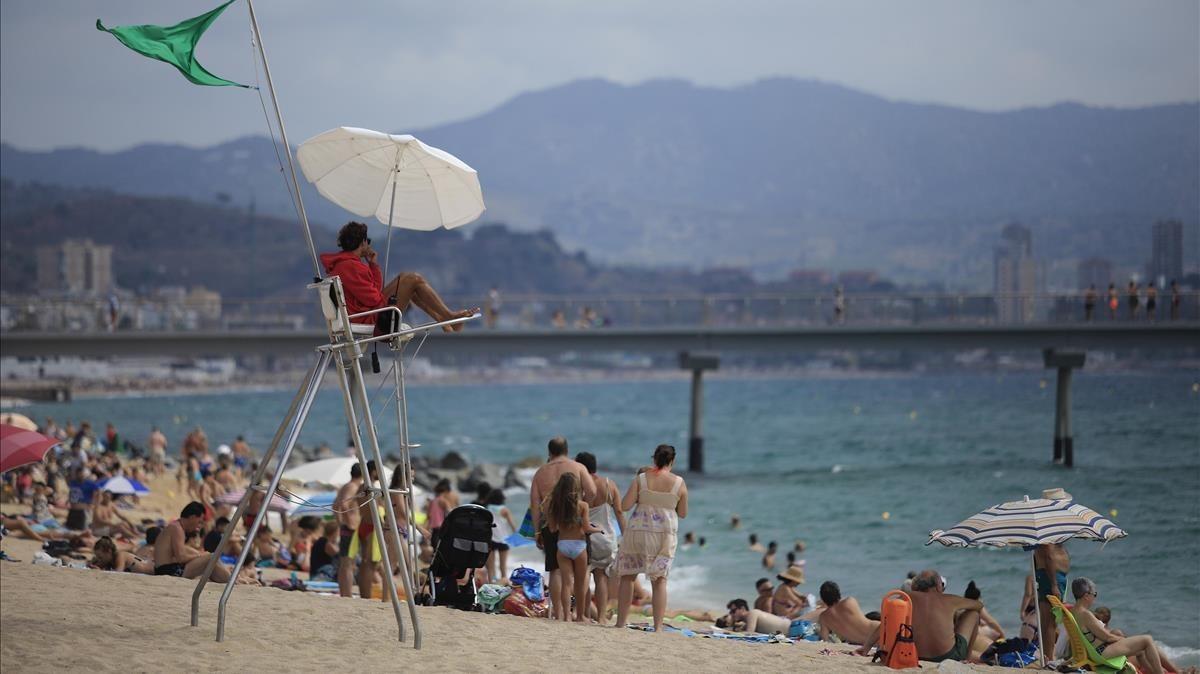 Un socorrista en una playa junto al Pont del Petroli de Badalona, la semana pasada.