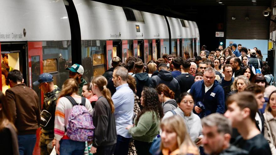 La gratuidad del transporte, la post-dana y la falta de inversiones colapsan el metro