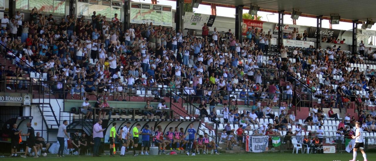 Aspecto de la tribuna del Romano durante un partido.