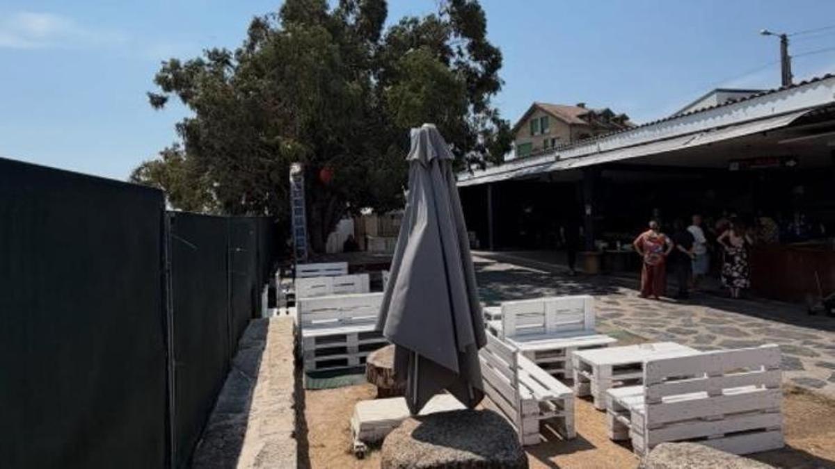 El Náutico coloca una barrera «ciega» para que sus conciertos no se vean desde la playa de A Barrosa.