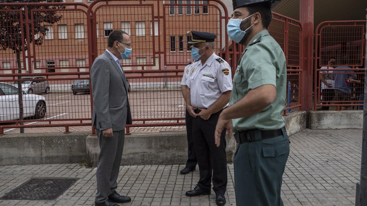 El subdelegado del Gobierno, Ángel Blanco, a las puertas del IES La Vaguada