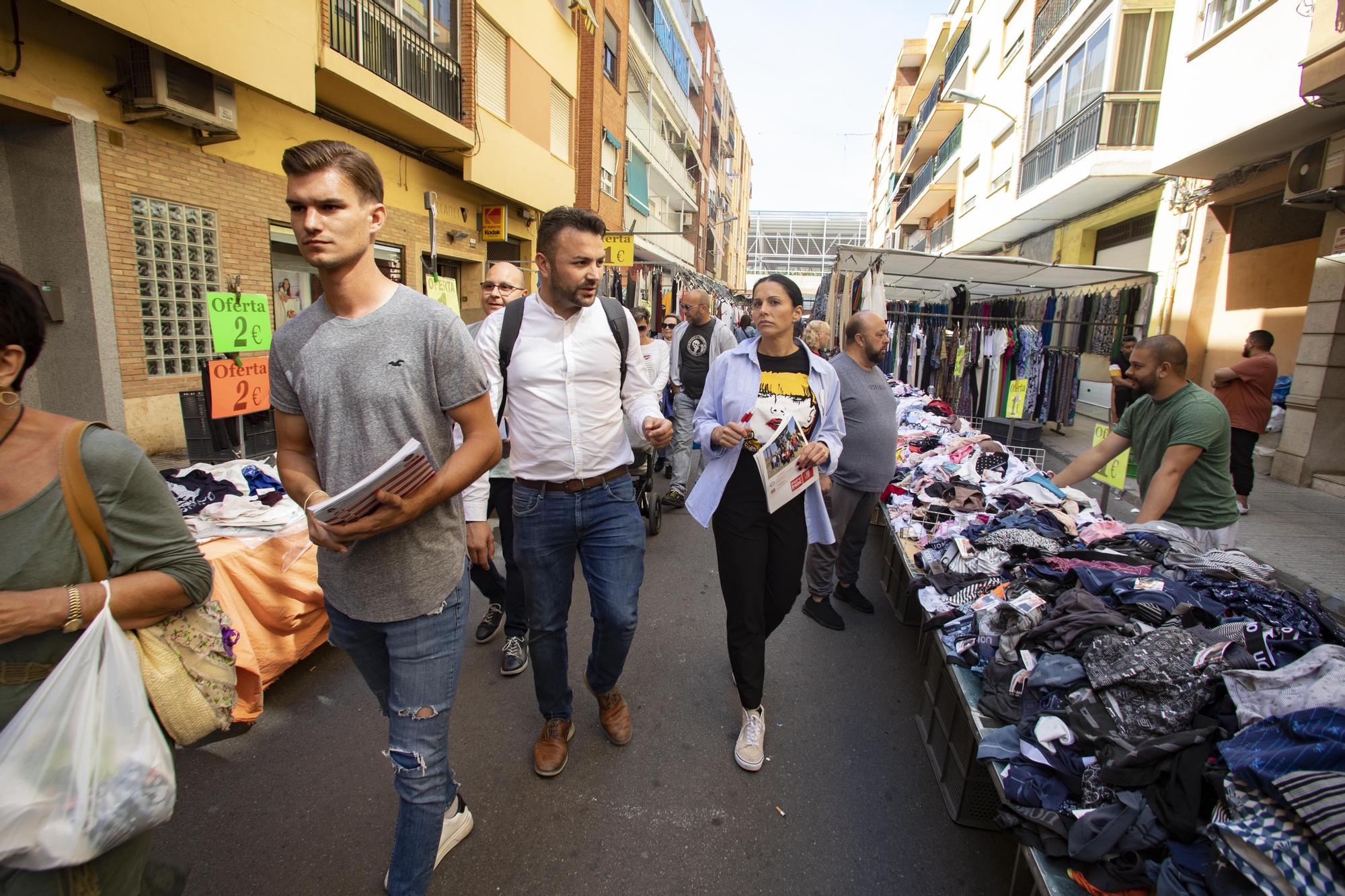 Los Partidos buscan el voto en el mercado de Alzira