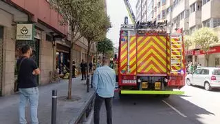 Un incendio en un piso del Ensanche requiere la intervención de los bomberos y corta la calle
