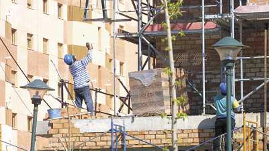 Menor actividad. Trabajadores de la construcción en una promoción de viviendas en Teatinos, en Málaga capital.