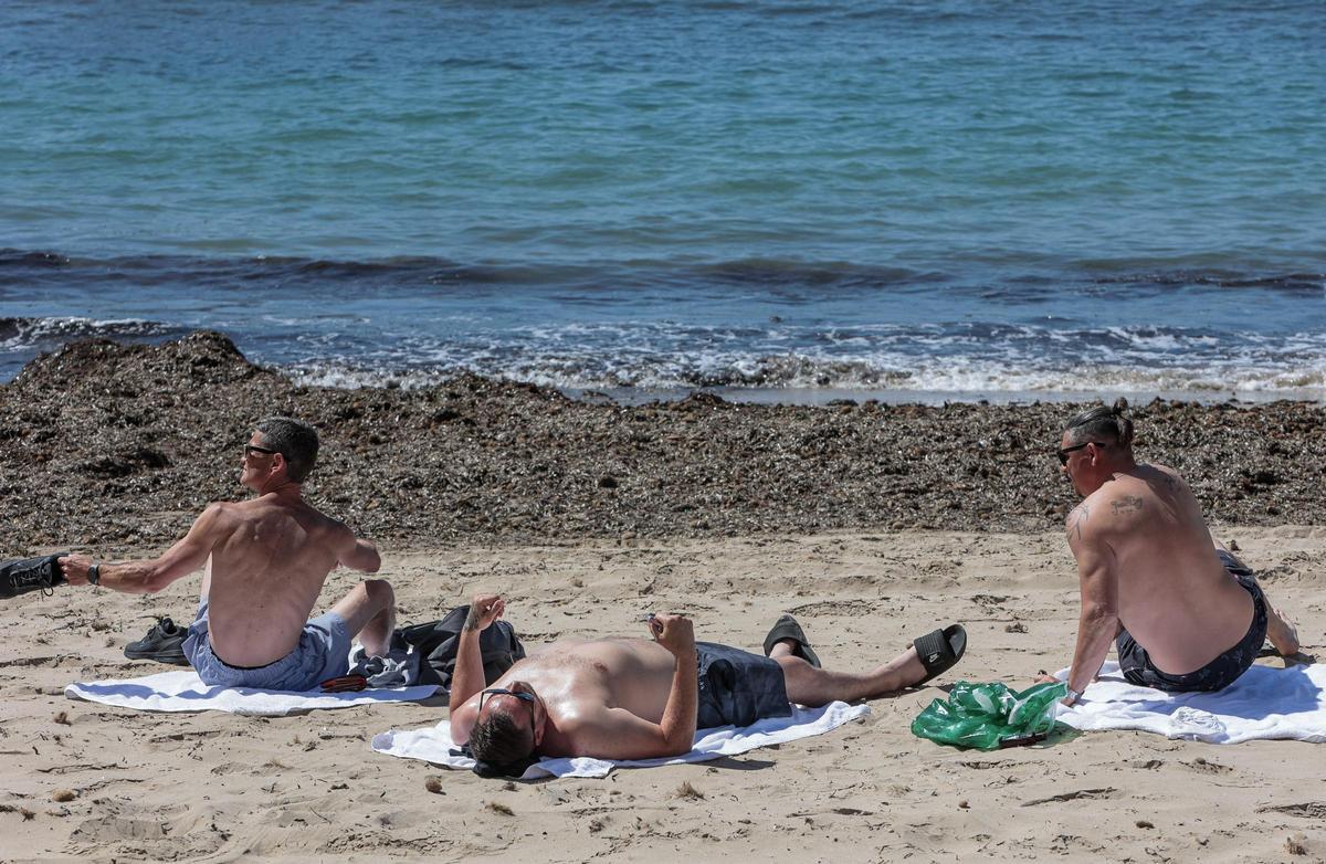 Los turistas toman el sol en las terrazas de Benidorm hasta quemarse la piel