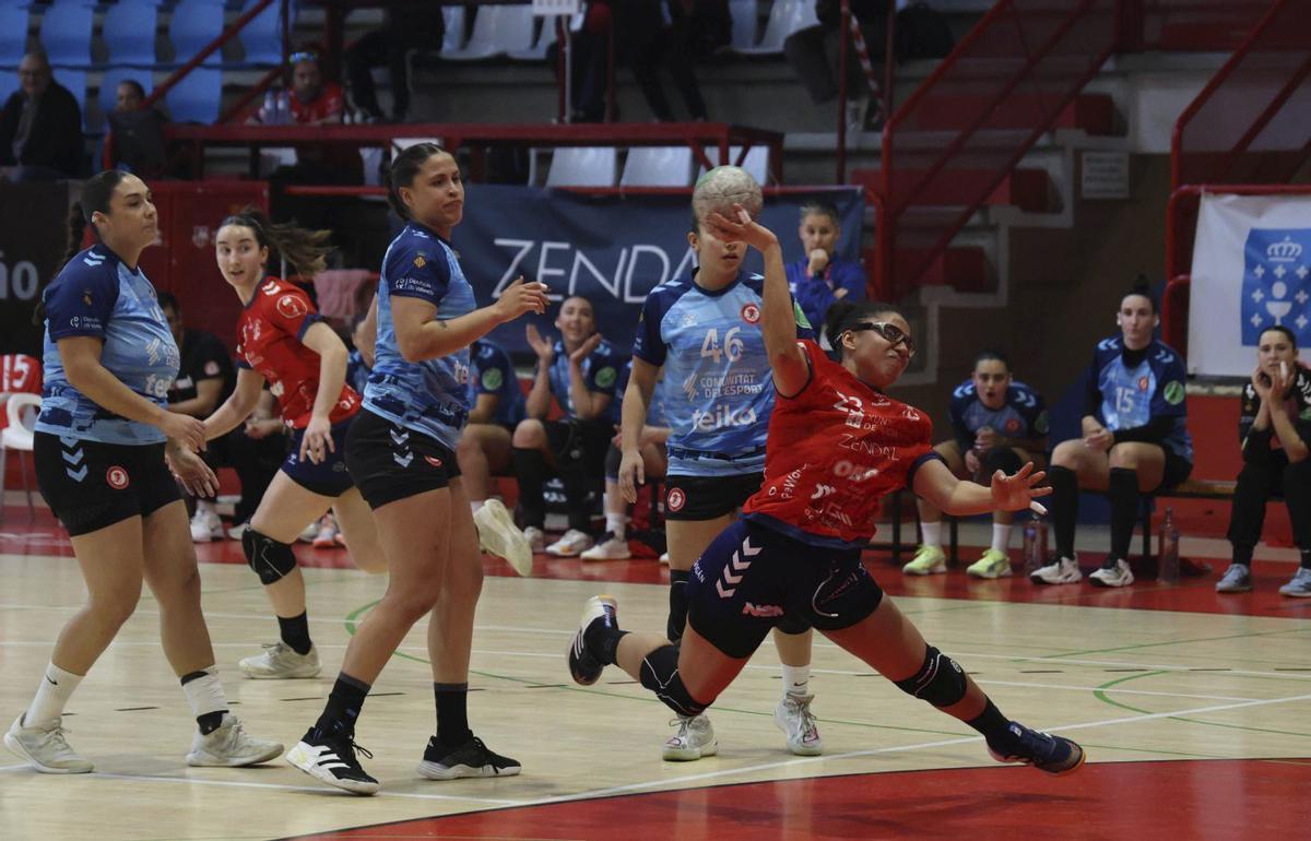 Prelchi lanza durante el partido de ayer. | ALBA VILLAR