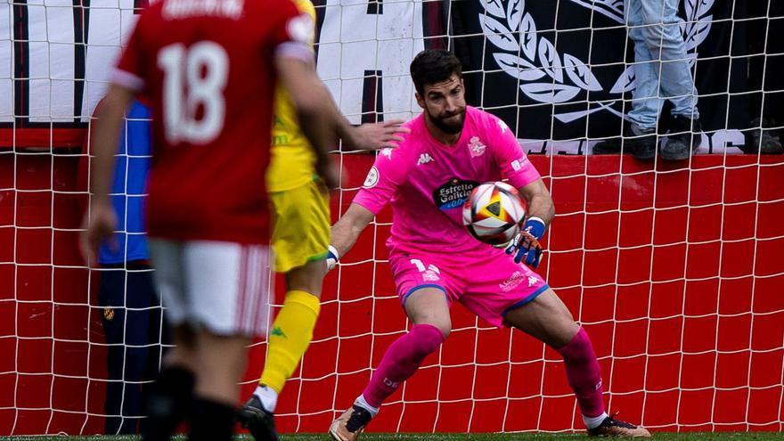 Parreño observa el balón antes de intervenir durante el partido contra el Nàstic. |  // LOF / FELIPE MONDINO