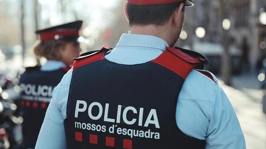 Los Mossos investigan la muerte de una mujer encontrada con un cuchillo clavado en Balaguer (Lleida).