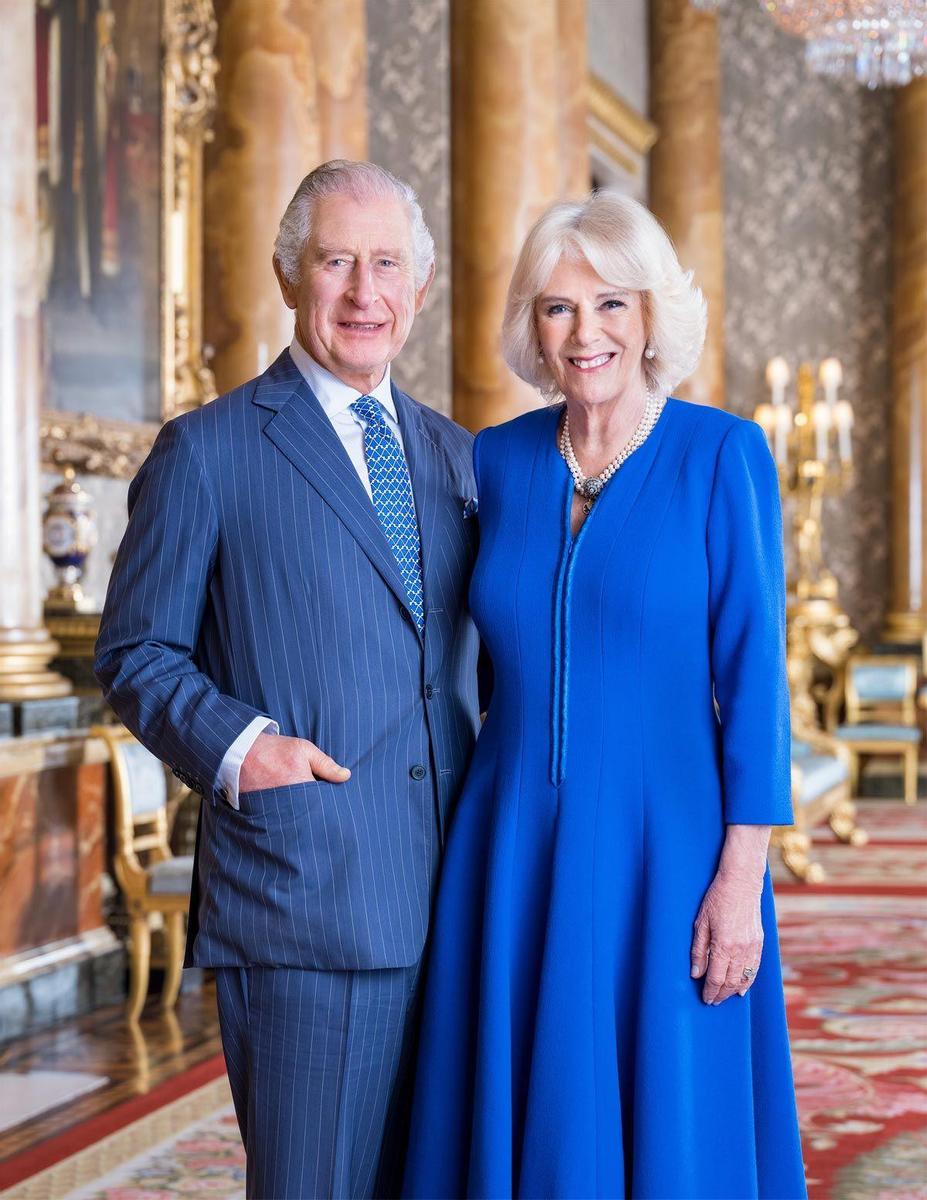 Fotografía oficial del rey Carlos III y la reina consorte Camilla con motivo de su coronación