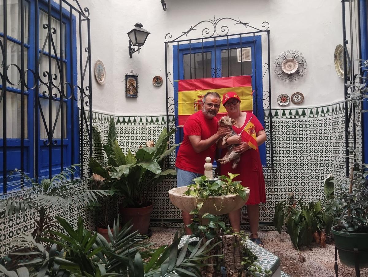 Rafael Navarro junto a su pareja y su mascota.