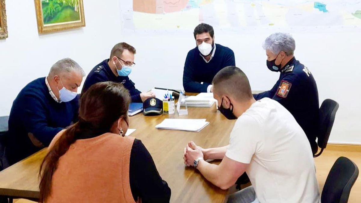 Reunión para pedir más presencia policial en la calle del Sol de Plasencia.