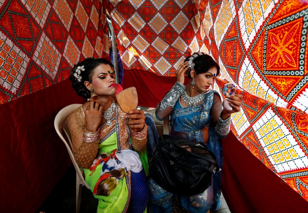 Eunucos se maquilla antes del festival Raksha Bandhan en el barrio rojo de Bombai, India.