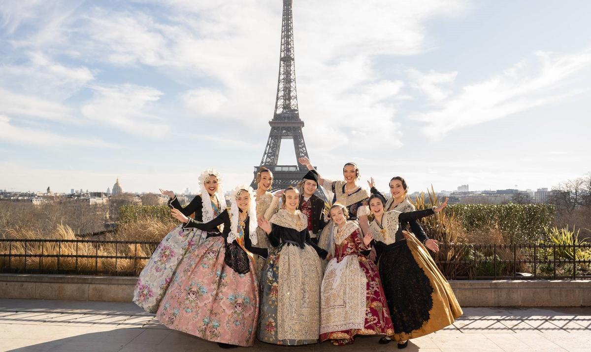 Las representantes de las fiestas junto con las falleras mayores de París