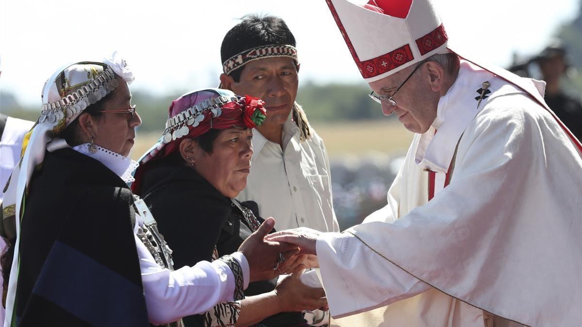 El papa Francisco saluda a unos mapuches en la misa en la base aérea de Temuco, en Chile, este miércoles 17 de enero.