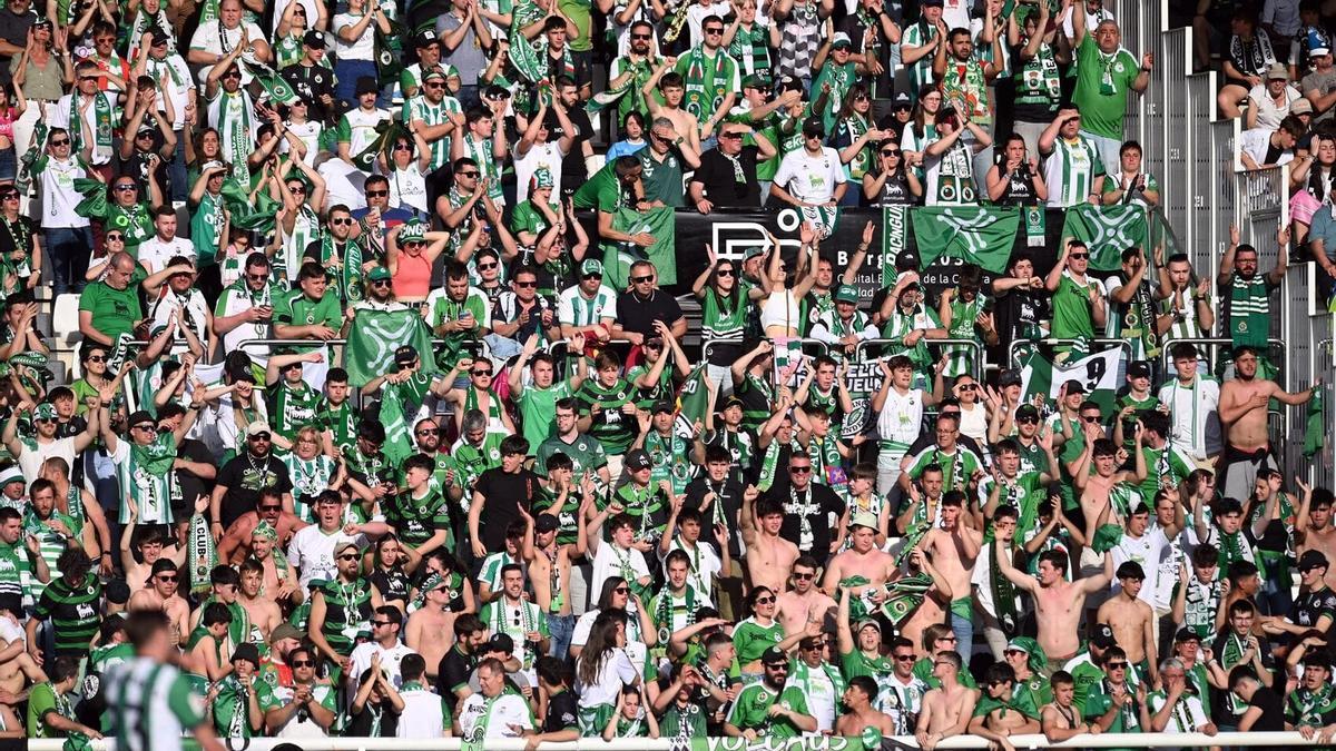 Aficionados del Racing de Santander animando en las gradas del estadio de El Sardinero