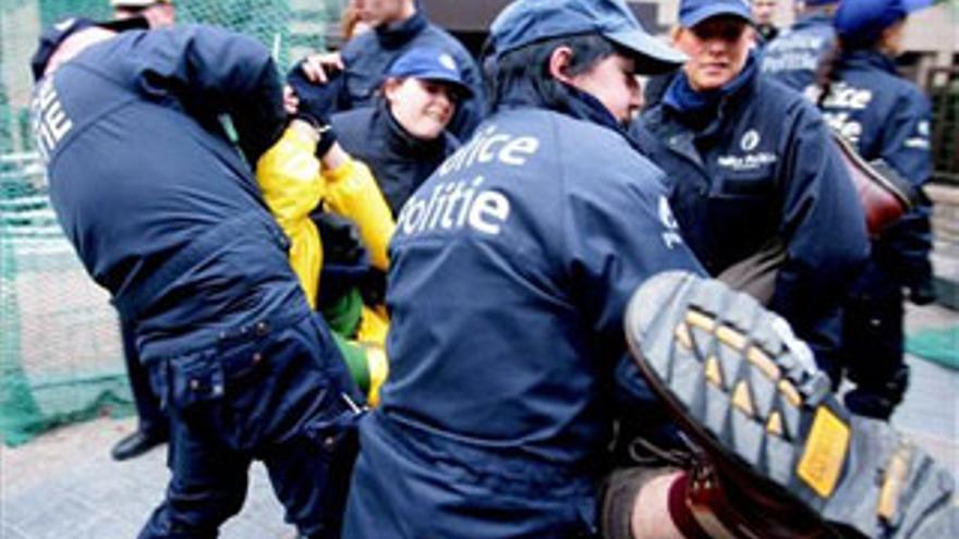 Arrestan a 200 ecologistas por tapiar la entrada del Consejo de Ministros de la UE