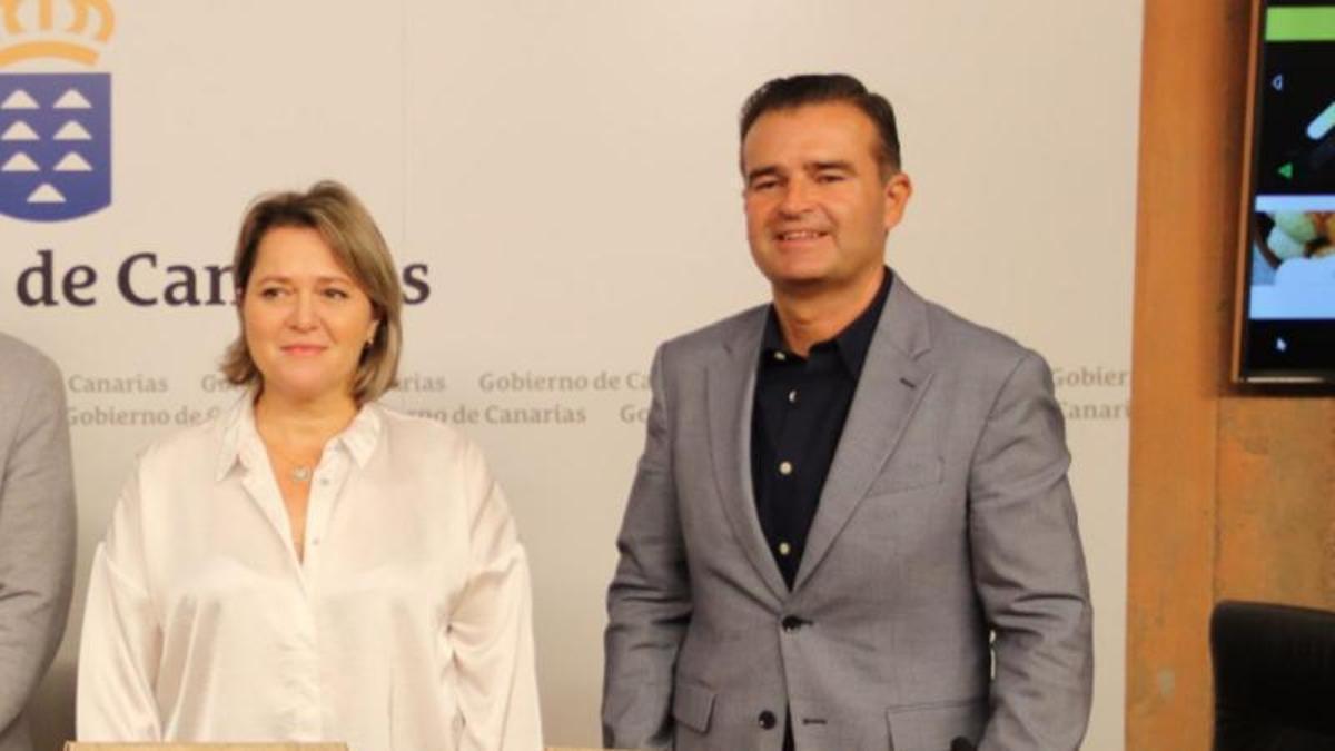 El ex consejero delegado de GMR, Pablo Zurita, junto a la anterior consejera de Agricultura, Alicia Vanoostende.
