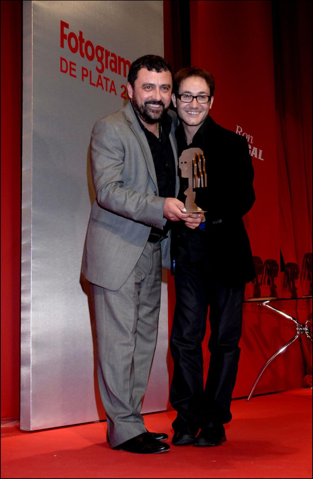Un jovencito Carlos Santos junto a Paco Tous
