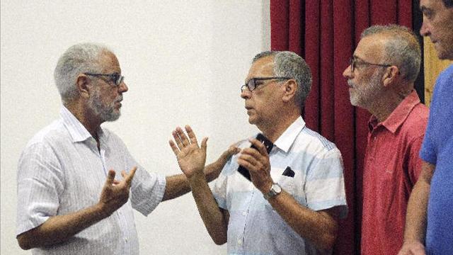 Hamdi Mansor charla con el secretario general de USO-Canarias, José Ramón Rodríguez.