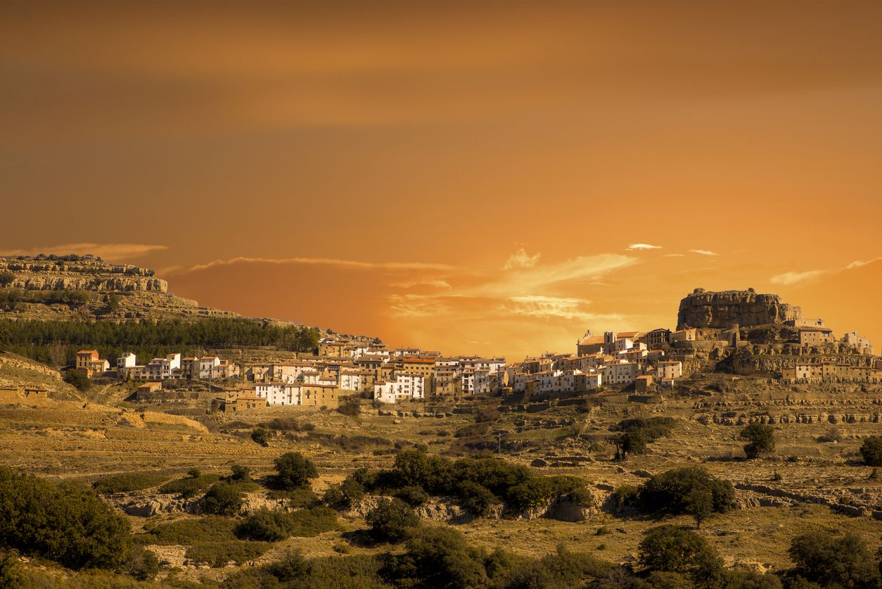 Un pueblo único para cientos de historias fantásticas: amanece en Ares del Maestrazgo.