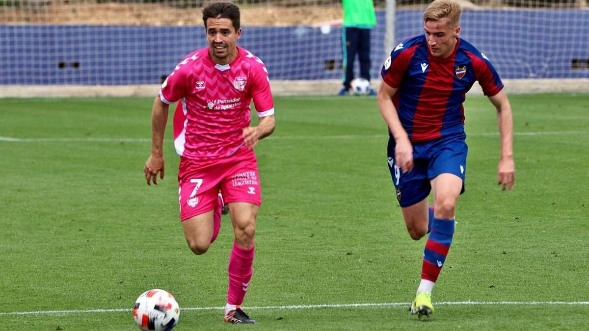 Sergio Cortés condueix una pilota en el partit d&#039;ahir.