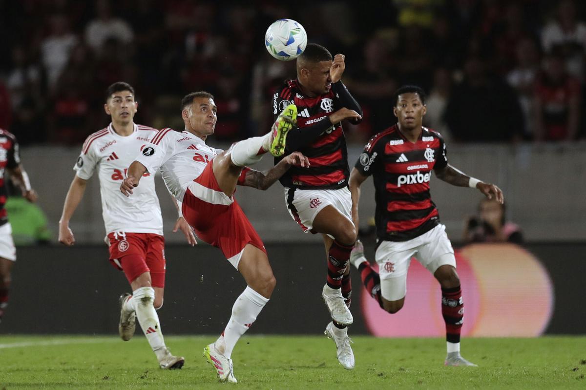 Samuel Lino disputando un balón con el Flamengo