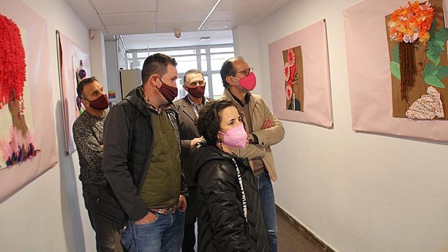 María Ramos y Antonio Moya contemplaron el trabajo de los alumnos ciezanos.