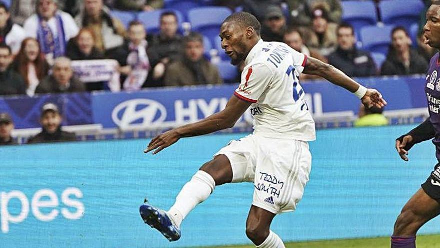 Ekambi jugando con el OL.