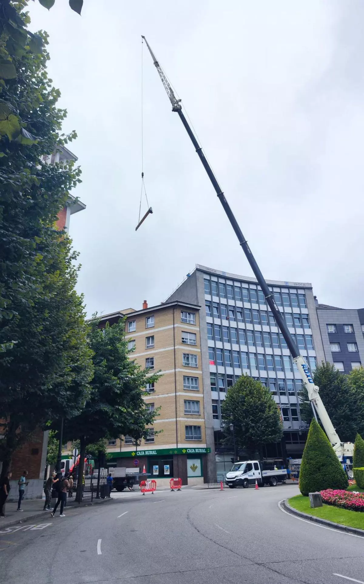 Una gran grúa corta al tráfico dos carriles de la plaza de América de Oviedo